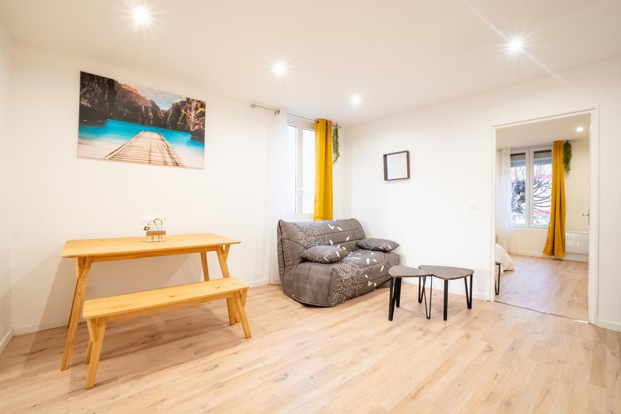 Budget Appart Avec Parking Au Centre-Ville Charleville-Mezieres Bagian luar foto